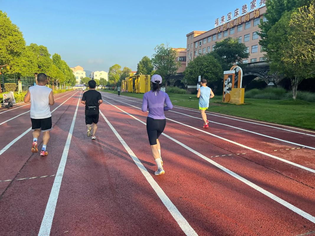 中青年男性清晨自律跑步后从容准备早餐的场景