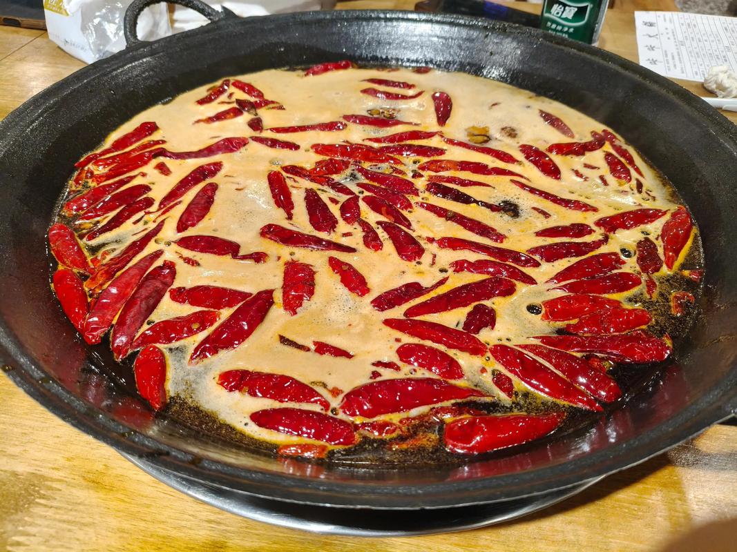 火锅沸腾时辣椒翻滚特写