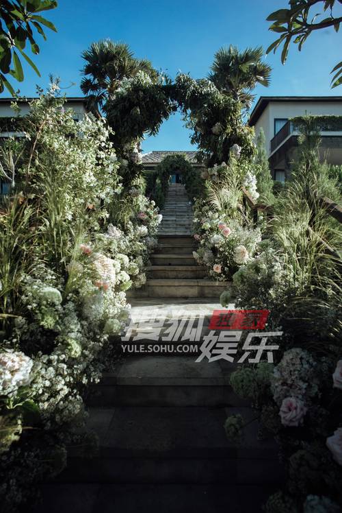 婚礼现场鲜花布置与仿真花效果对比案例