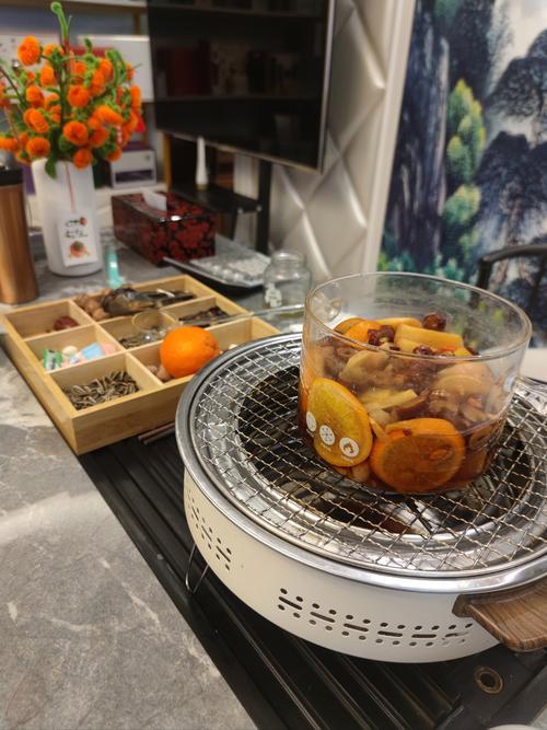 阳台落地窗边搪瓷烤火盆烤橘子