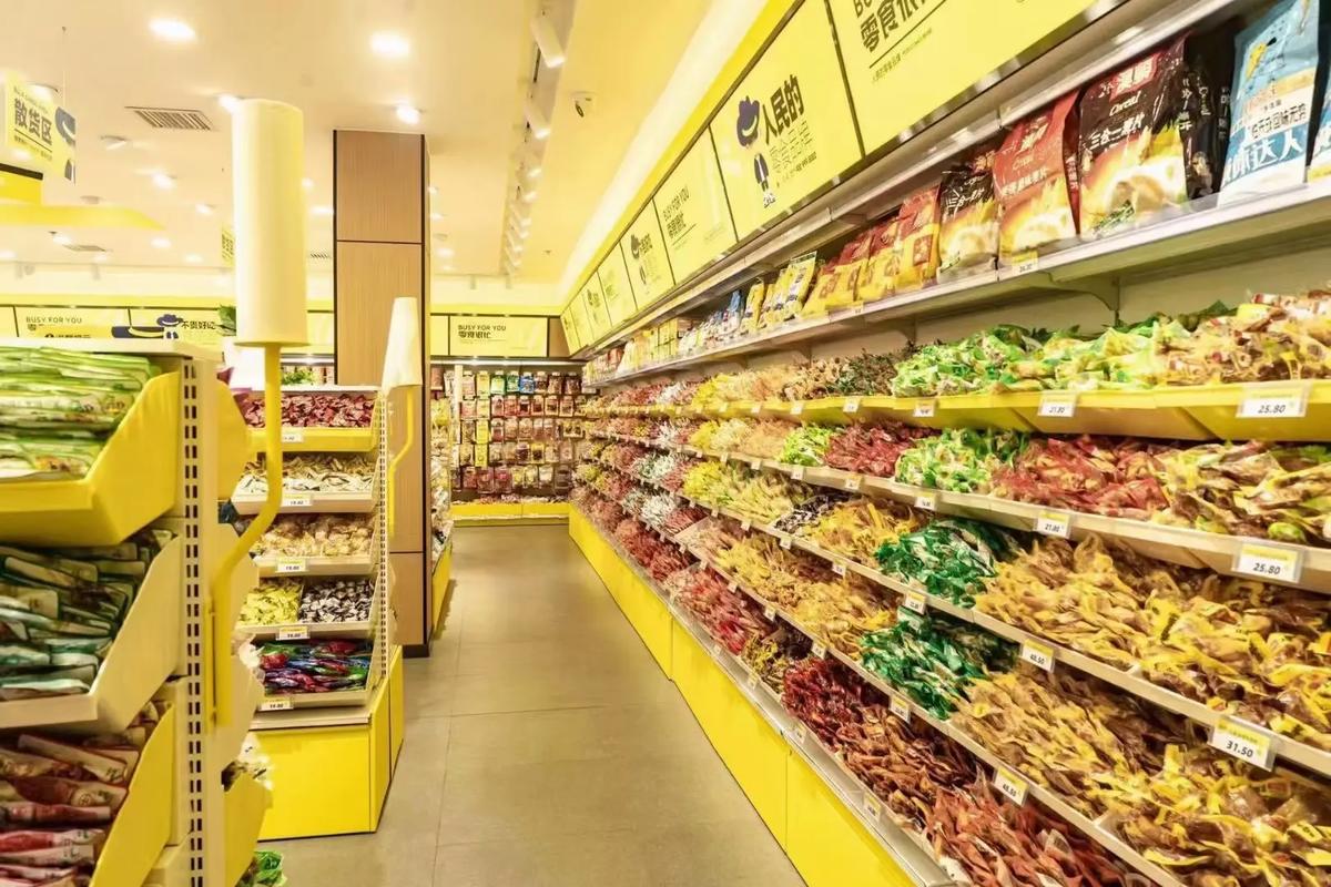 零食很忙店内低价零食堆头场景