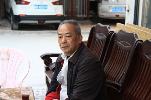 那个蹲在法院门口哭的糖水铺老板
