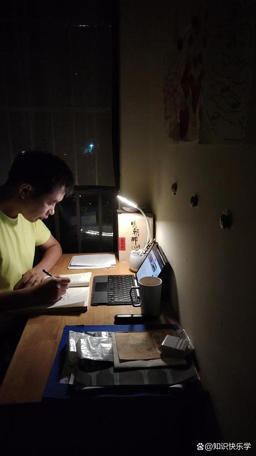 学生深夜在电脑前苦思冥想个人陈述