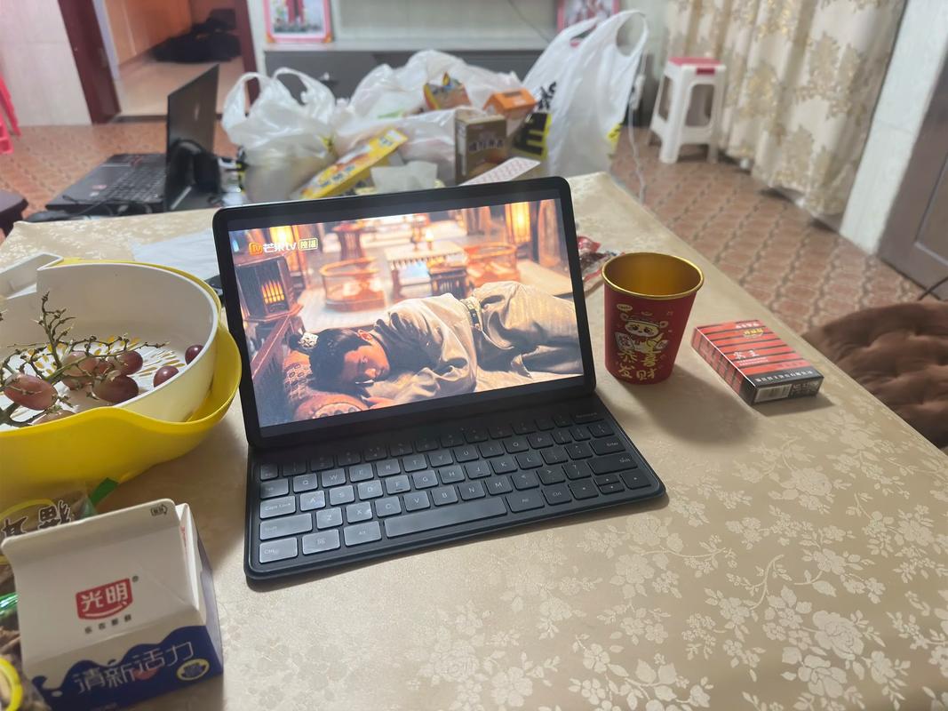 杂乱书桌上堆满零食与熬夜看手机的场景