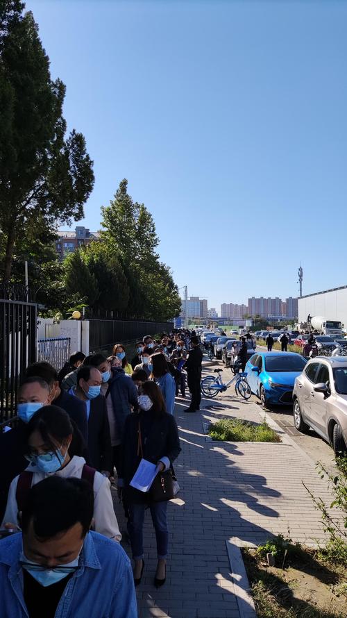 北京朝阳区法院门口排队的人群