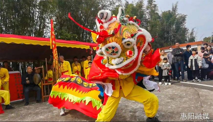 湖北南漳东巩传统舞麒麟走街表演现场