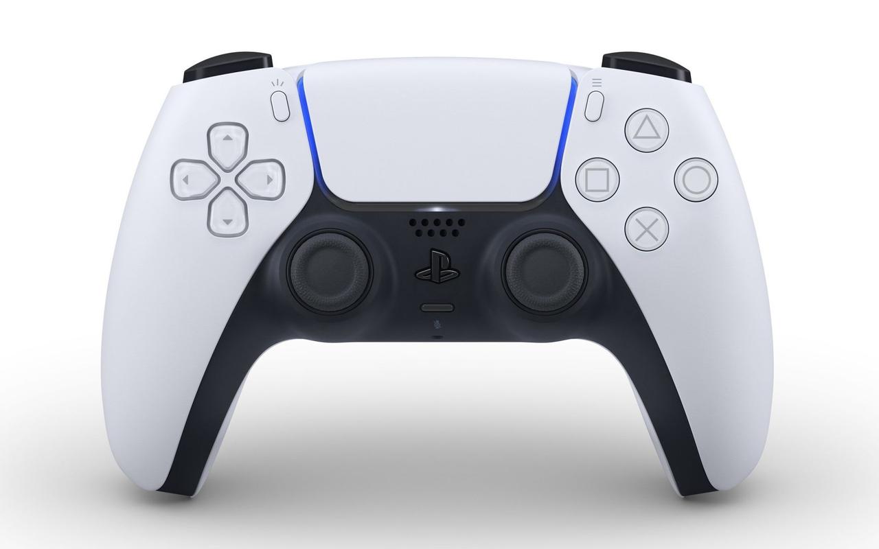PS5主机和DualSense手柄白色背景实物图