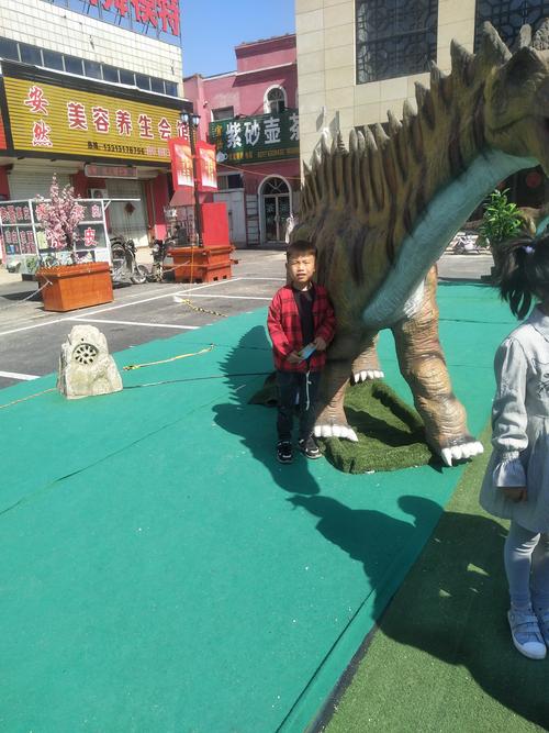 小学放学路边小朋友讲恐龙纸膜场景