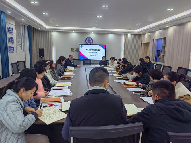 老师带领学生进行项目式学习复盘会