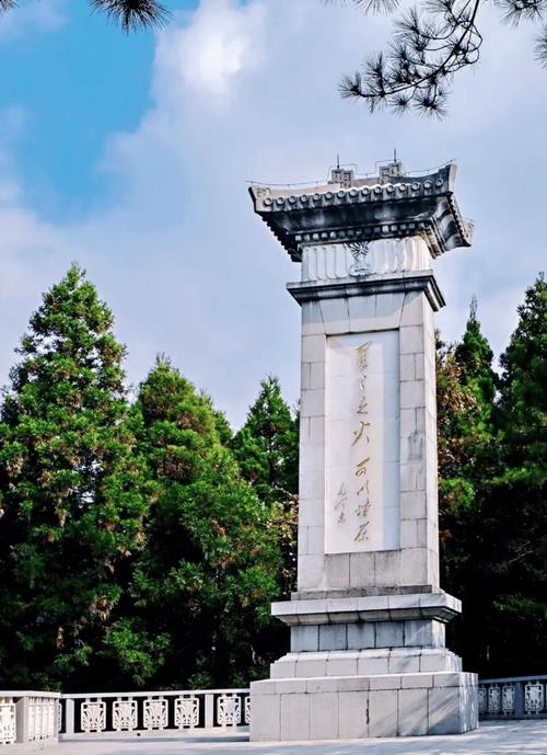 江西井冈山黄洋界纪念碑远景图