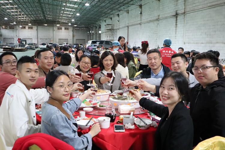 珠三角工业园产业工人家庭周末聚餐图
