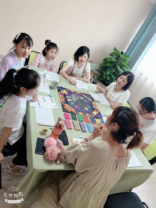 亲子用彩色积木复盘日常场景实拍图