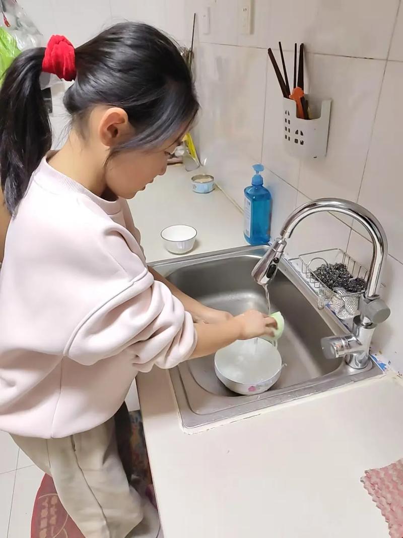 孩子独立完成家务劳动自信微笑