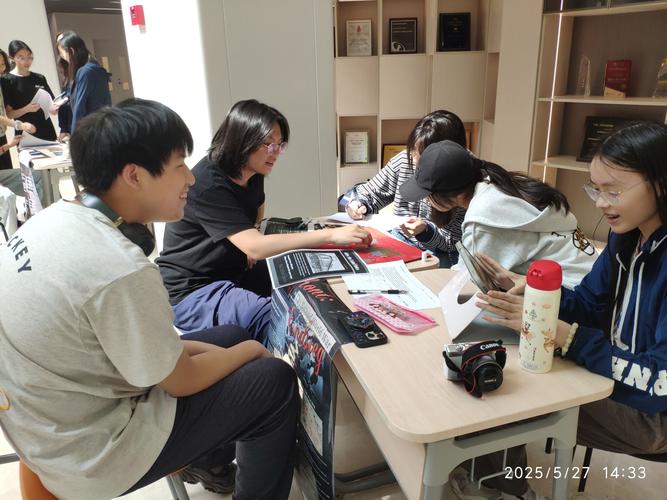 线下学生校史馆翻老日记线上同步讨论场景