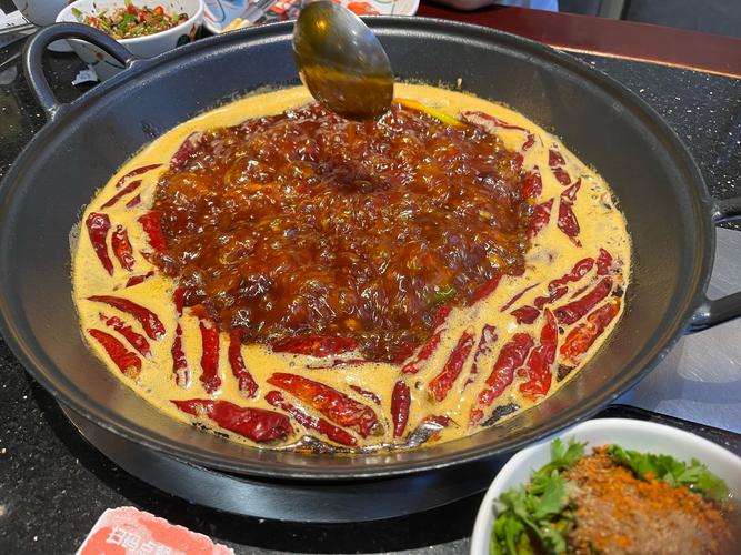 重庆火锅牛油锅底翻滚特写