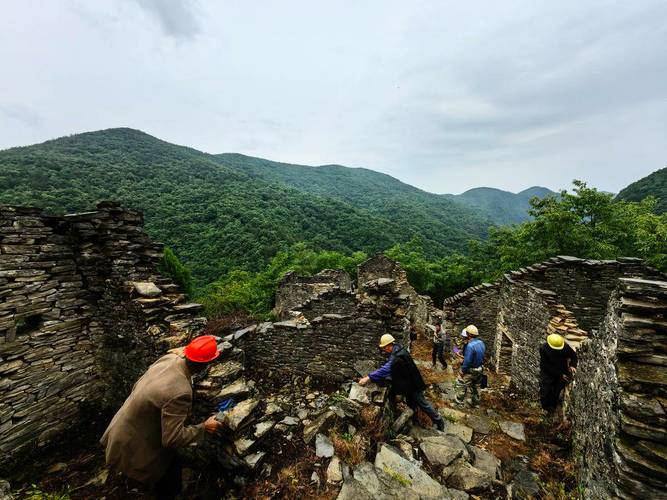 湖北南漳青龙寨山顶古寨门遗址
