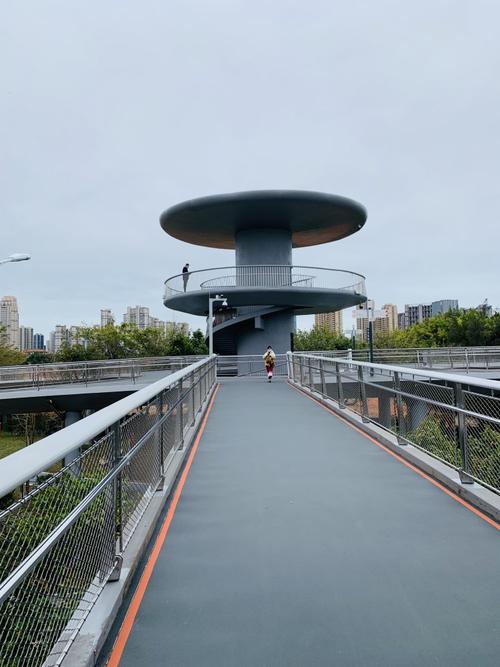 废弃铁道改建的空中自行车道
