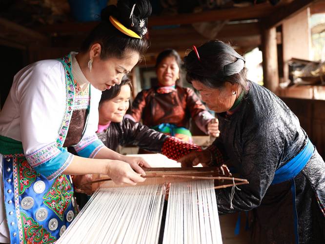 贵州侗族妇女手工织布场景