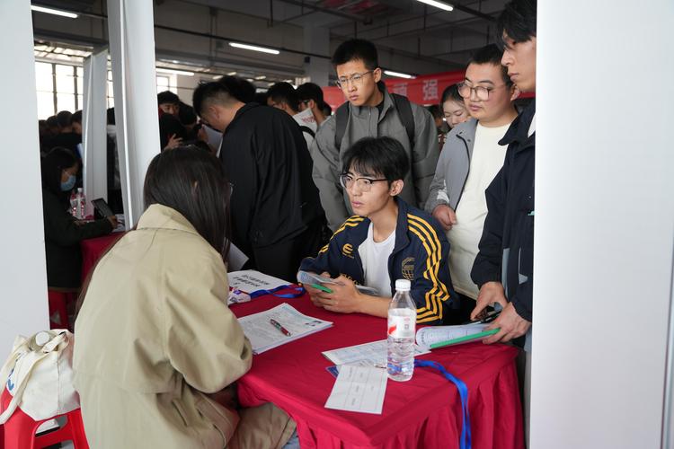 应届生秋季双选会求职现场照片