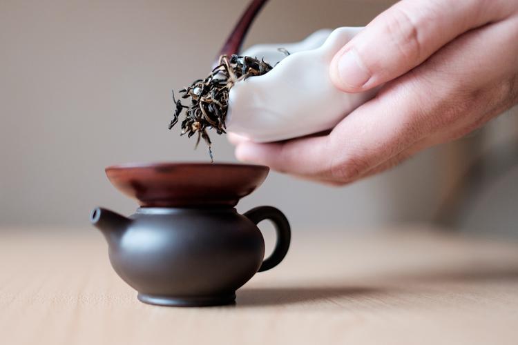 茶壶倒扣在通风窗台自然晾干场景图