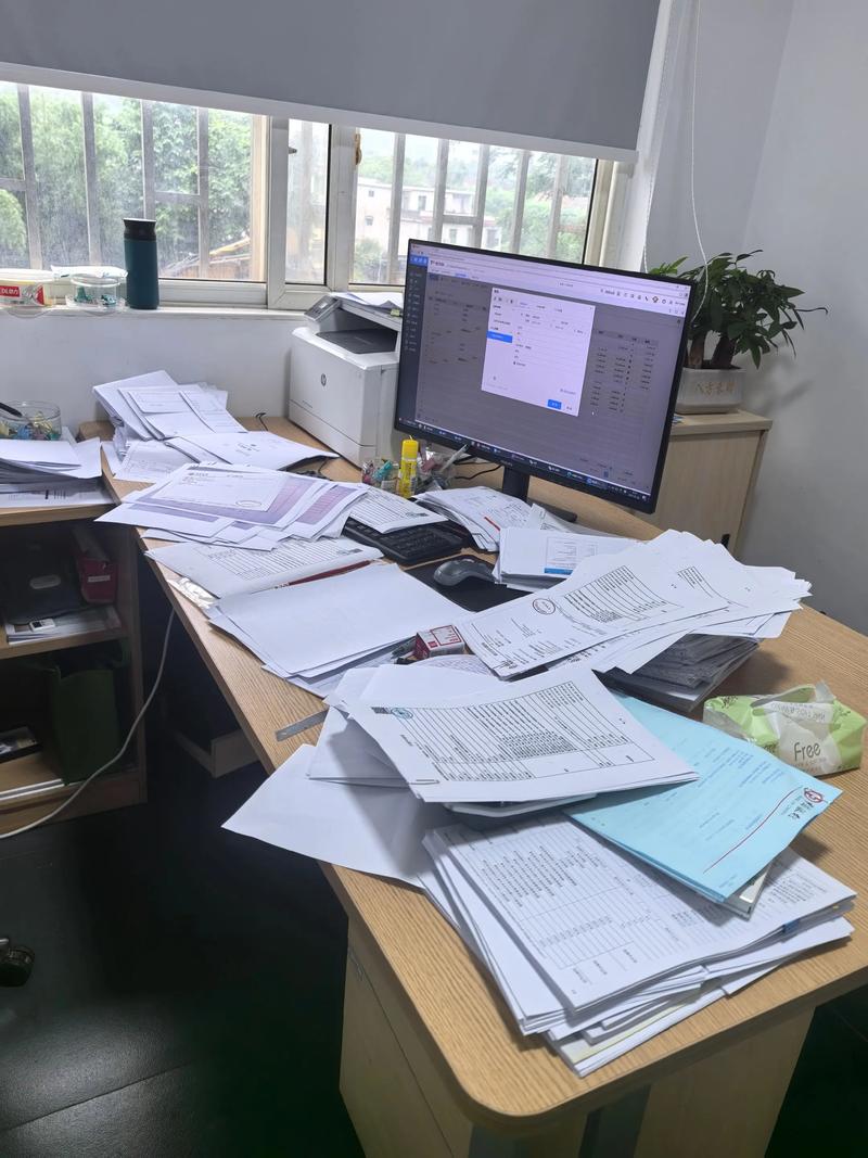 自由职业者混乱的办公桌与税务表格特写