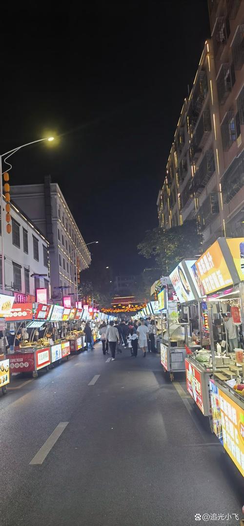 城市路口暖黄路灯下烤冷面摊夜景