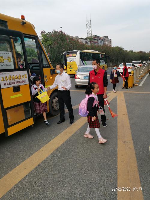 佛山工业区门口工人目送孩子坐校车