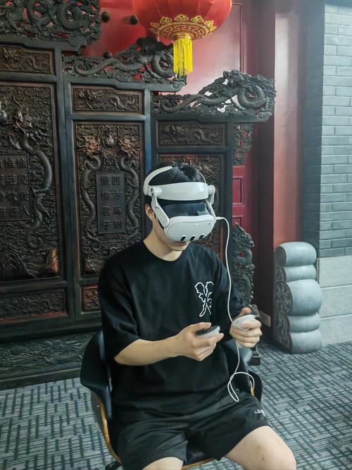 一个人戴着VR头显躺在床上，旁边现实世界模糊，而虚拟世界绚丽多彩