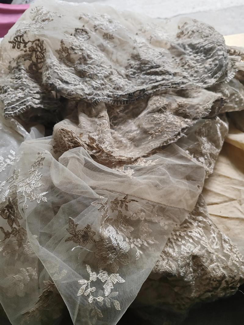 婚礼现场劣质泡泡机漏液弄脏婚纱窘境