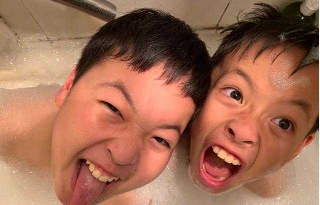父亲扮鬼脸婴儿大笑温馨画面
