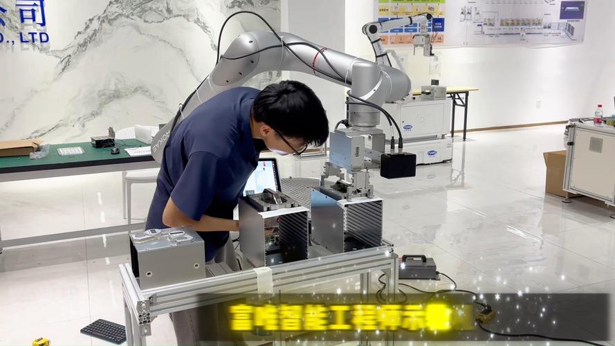 车间工人手持示教器调试六轴机械臂现场
