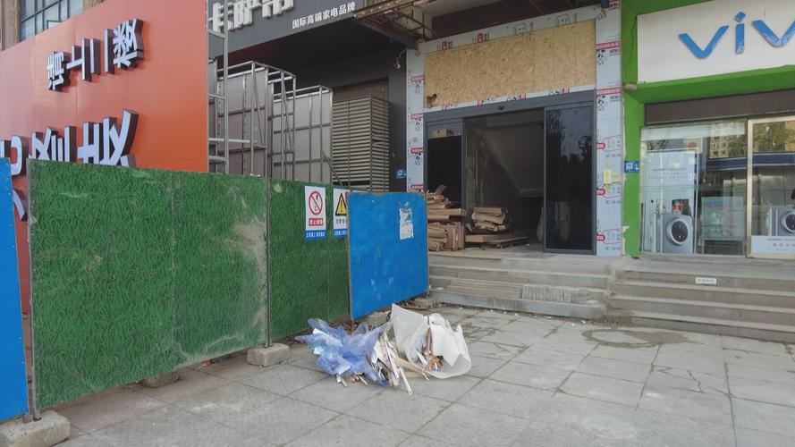 临街商铺因市政施工封闭围挡现场
