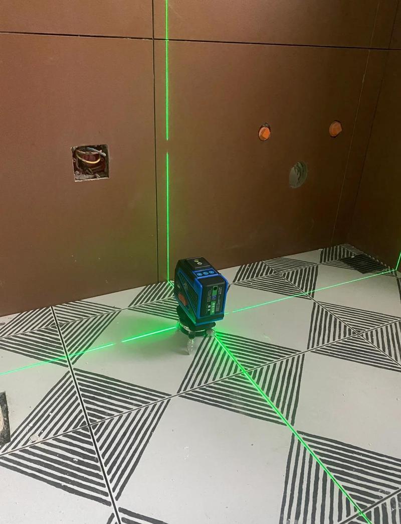 装修现场绿光激光水平仪与红光对比