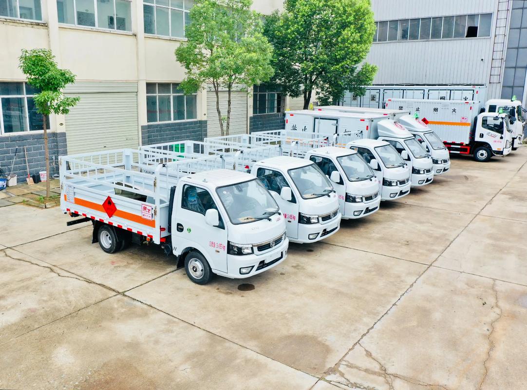 液氮杜瓦瓶与钢瓶气瓶运输卡车