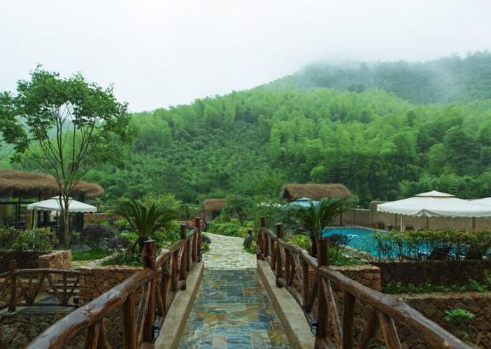莫干山劳岭村水库边草坪民宿全景