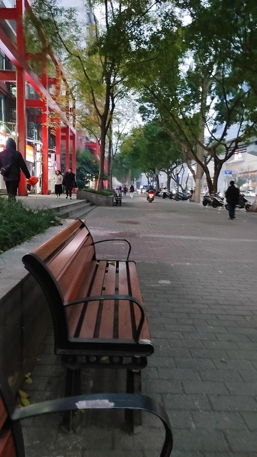 城市街头散步观察路边小店日常场景图