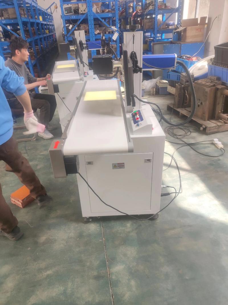 贴标机厂家工程师上门调试设备现场
