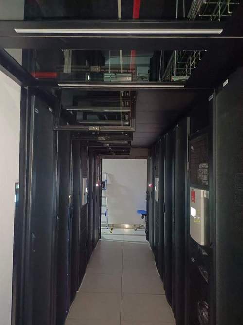 南京城郊数据中心风冷机房走道实景