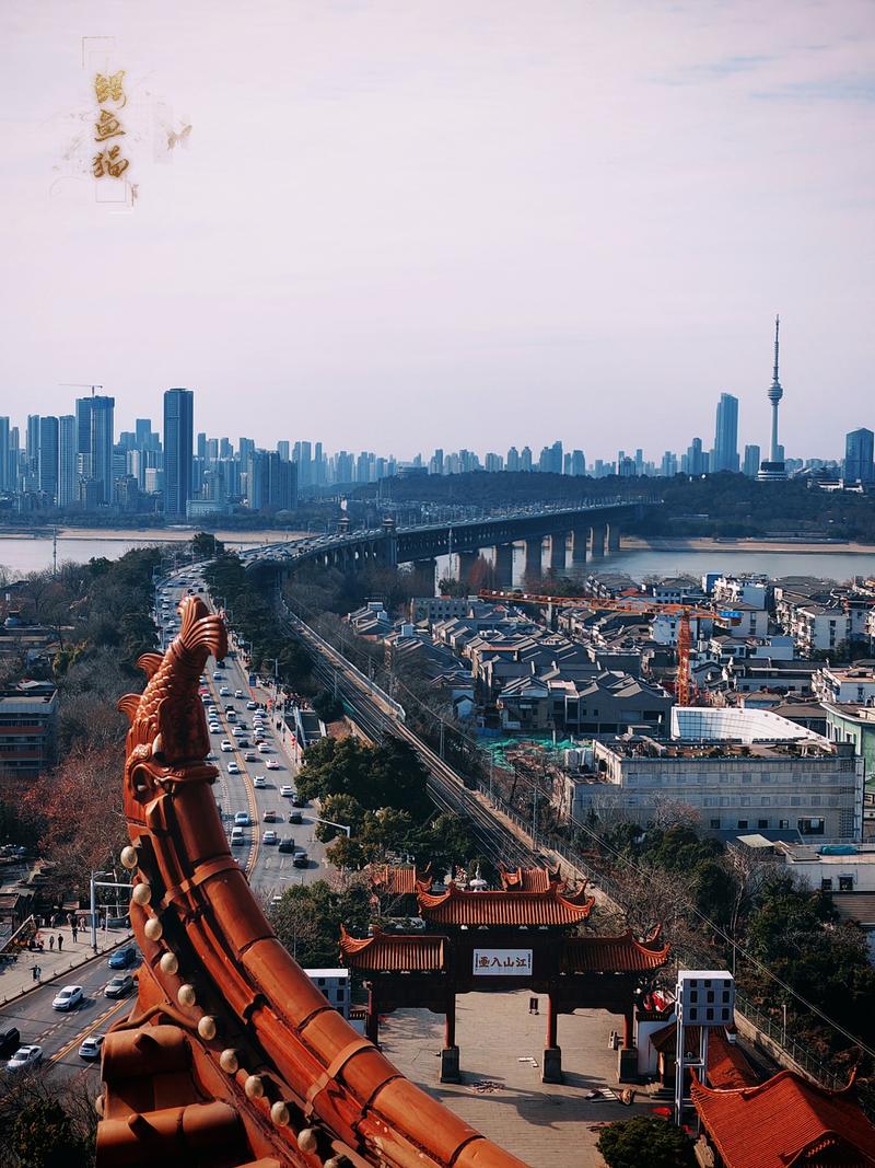 武汉黄鹤楼顶层远眺长江风光照