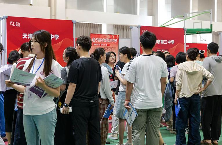学校开放日家长围在招生老师身边咨询 表情焦虑