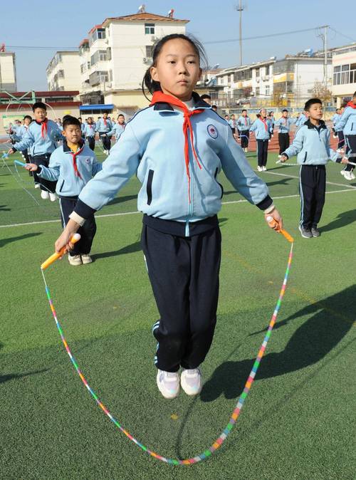 小学课间走廊学生练跳绳单摇实拍