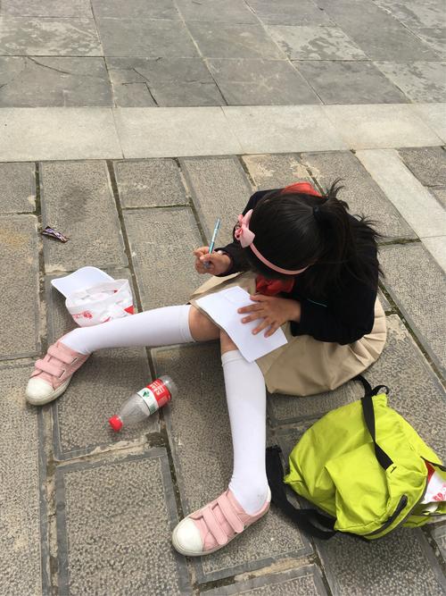 小学楼梯间攥着空限定奶茶杯低头哭的小女孩