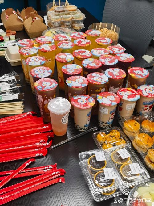 公司下午茶供应台摆放统一采购奶茶点心的实拍图