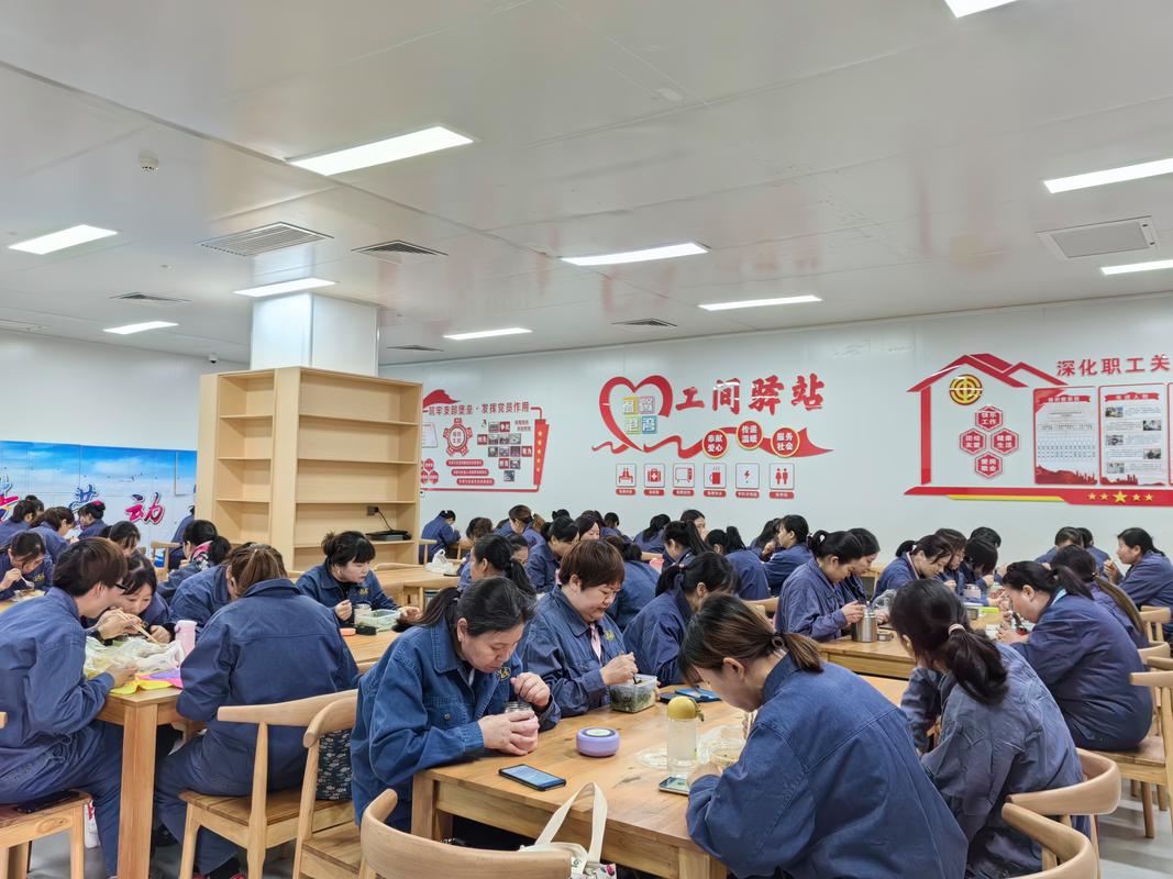 车间工人休息区集体大笑放松场景