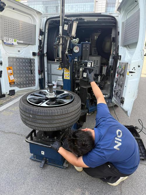 街边修车铺小型补胎机器人作业图