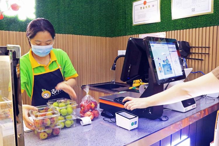 社区水果店老板用手机记录客户需求的日常场景