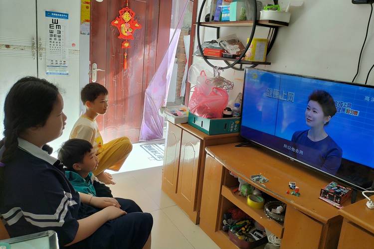 中国家庭围坐一起进行网络安全教育的温馨场景