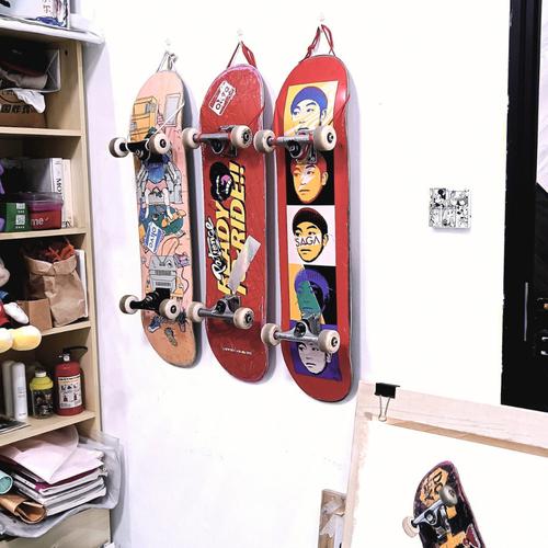 潮流品牌艺术家联名款滑板墙展示
