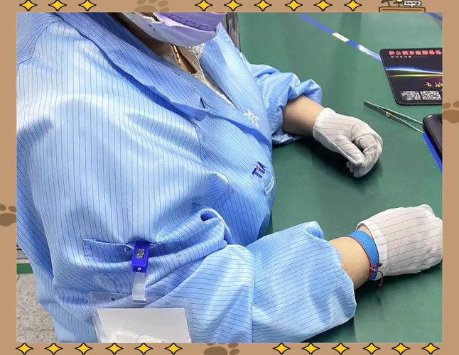 电子厂员工互相检查防静电手环