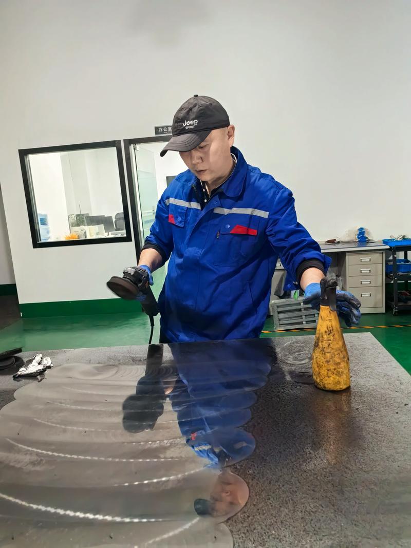 不锈钢加工设备厂家售后工程师维修现场
